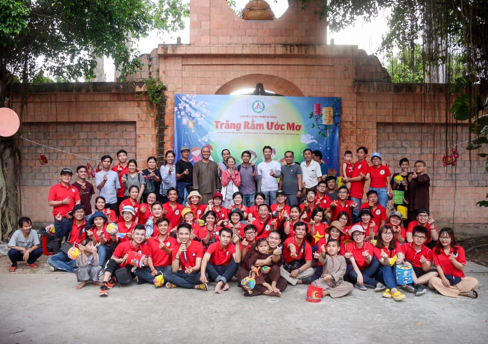 Những thành viên clb Tia Sáng ở Sài Gòn tham gia tổ chức từ thiện
