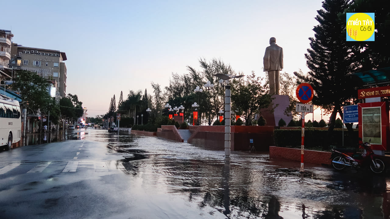 Bến Ninh Kiều bị ngập