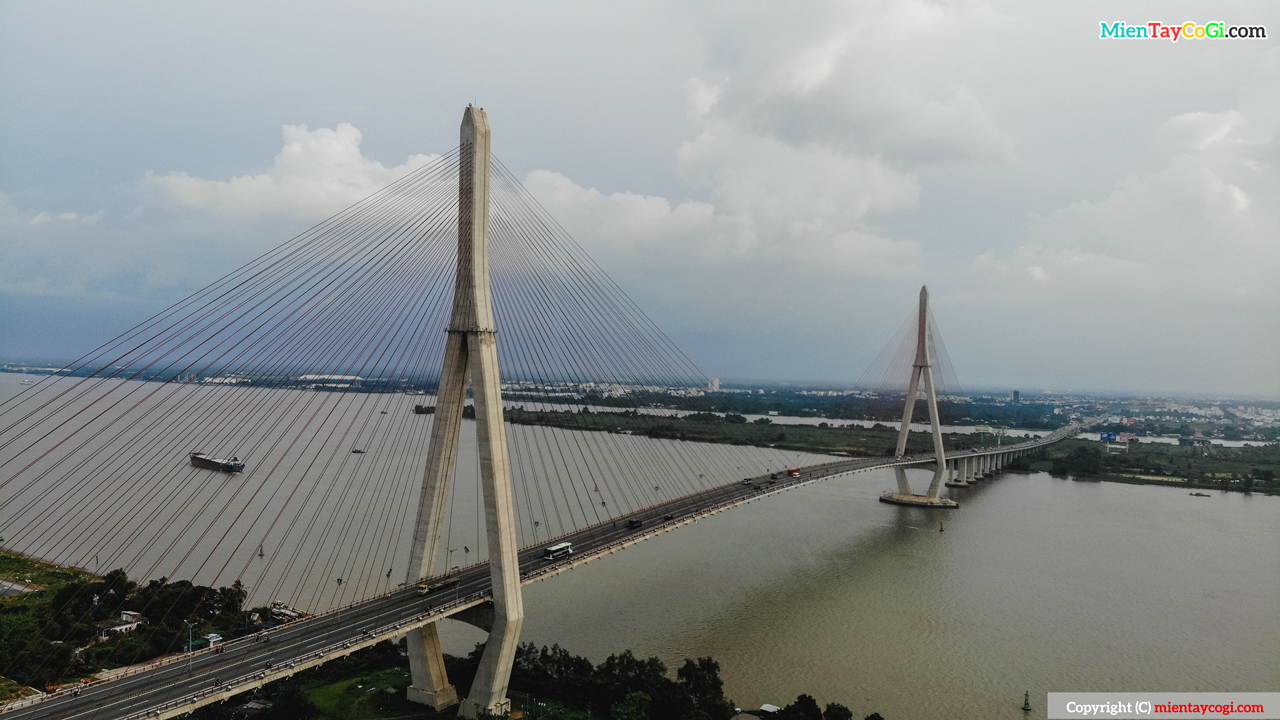 Cầu Cần Thơ nhìn từ Bến Ninh Kiều