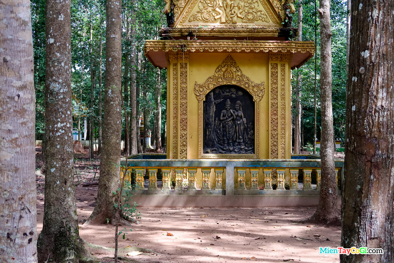 Họa tiết đặc trưng người Khmer khắc ở sân vườn chùa Dơi