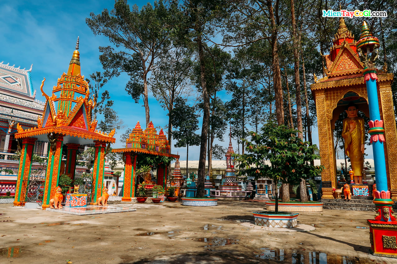 Khuôn viên chùa Chén Kiểu