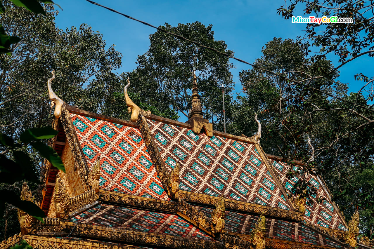 Mái nhà chùa Dơi nhiều họa tiết đặc trưng chùa Khmer