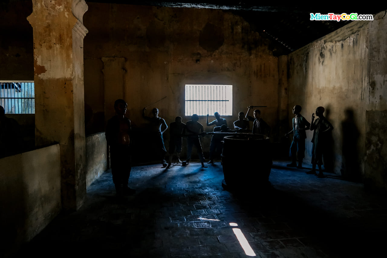 Mô phỏng người tù xay lúa ở nhà tù Côn Đảo