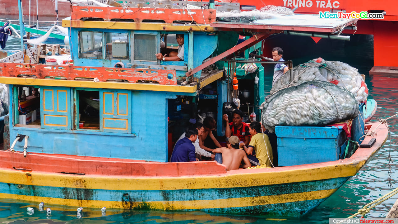 Người dân ăn uống sinh hoạt ngay trên tàu tại Côn Đảo