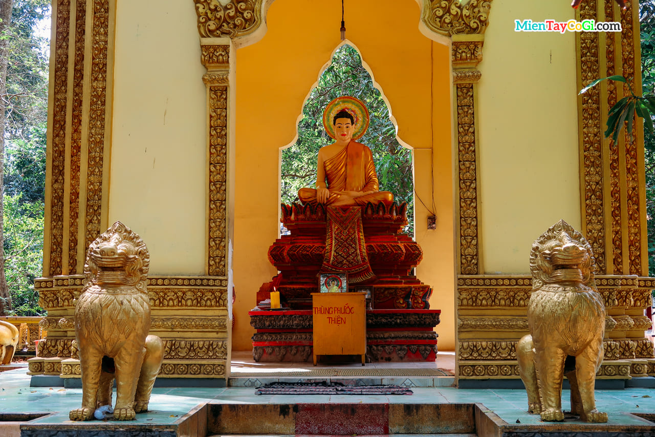 Nơi thờ Phật Thích Ca bên ngoài khuôn viên chùa Dơi