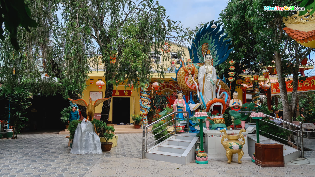 Phía sau sân chùa là tượng Bồ Tát Quan Âm