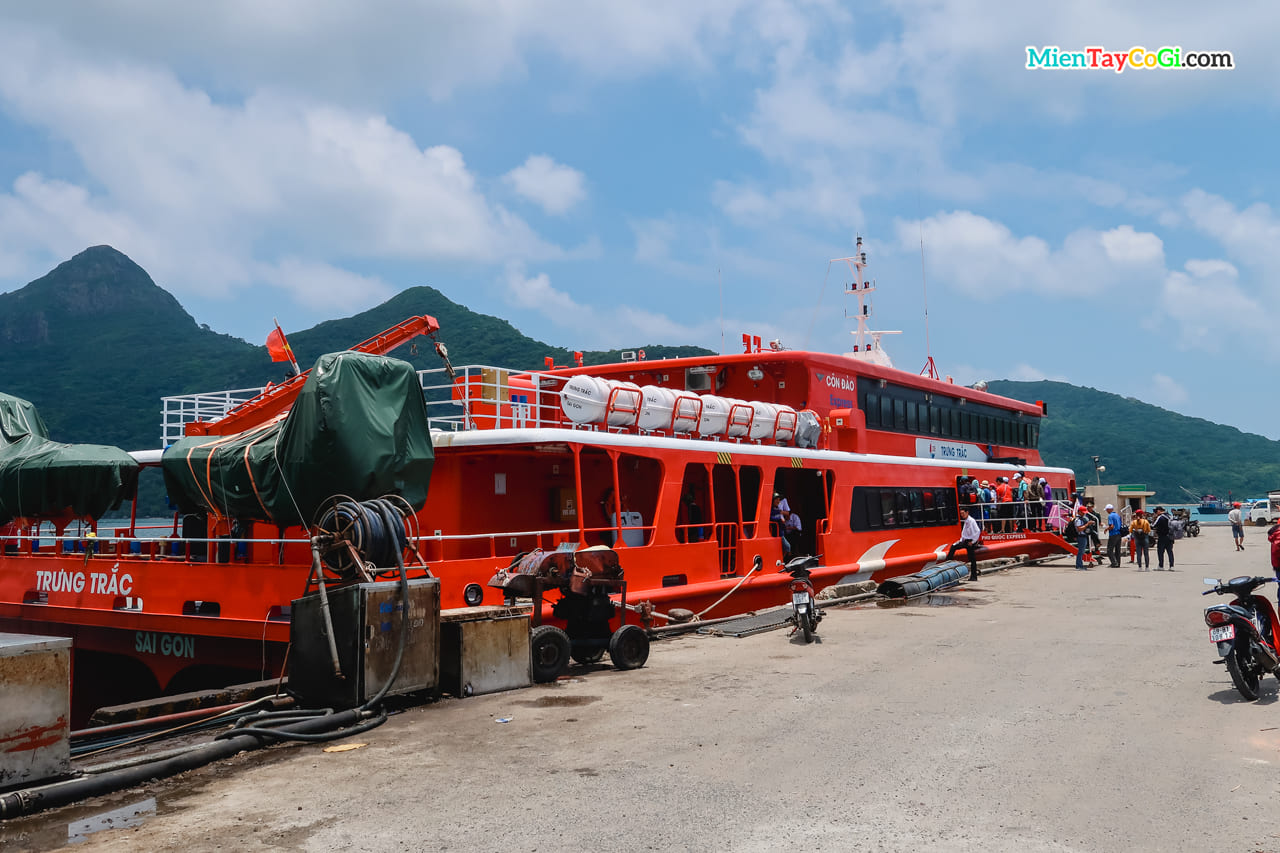 Tàu Trưng Trắc của Phú Quốc Express neo đậu tại bến Côn Đảo