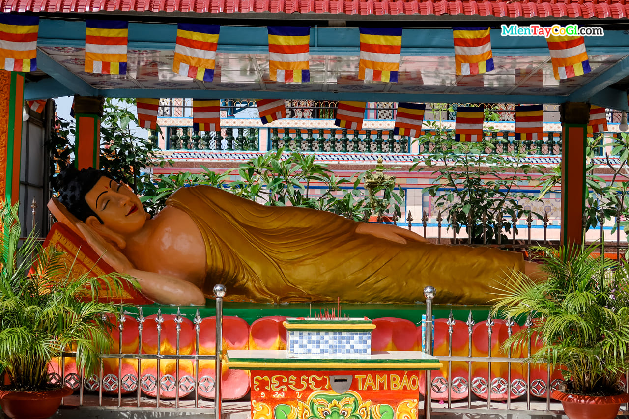 Tượng Phật Thích Ca tư thế nằm ở chùa Chén Kiểu