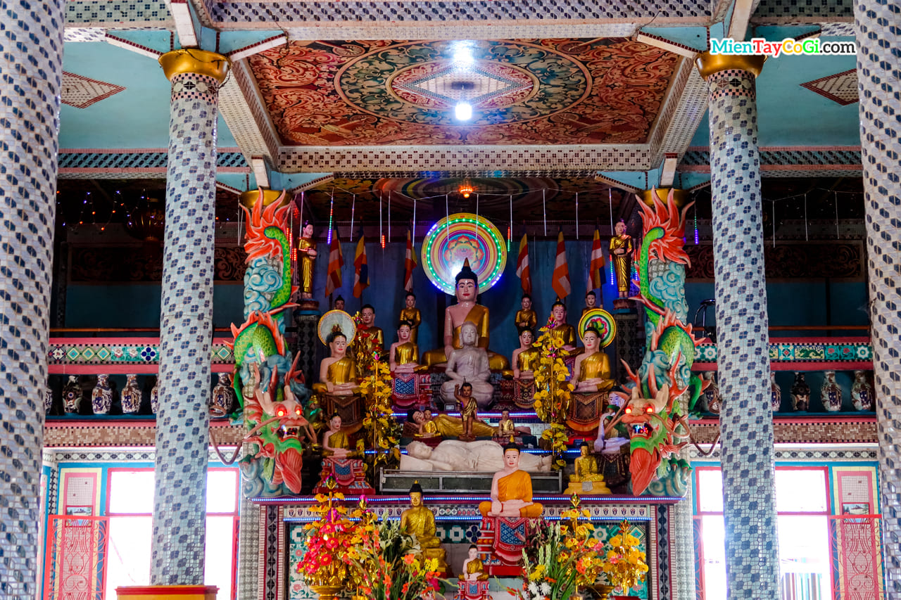 TƯợng Phật trong chánh điện chùa Chén Kiểu