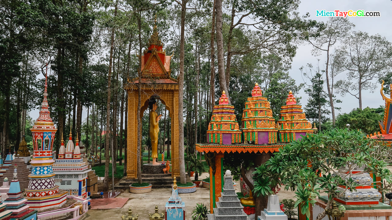 Xung quanh khuôn viên chùa có nhiều kiến trúc độc đáo