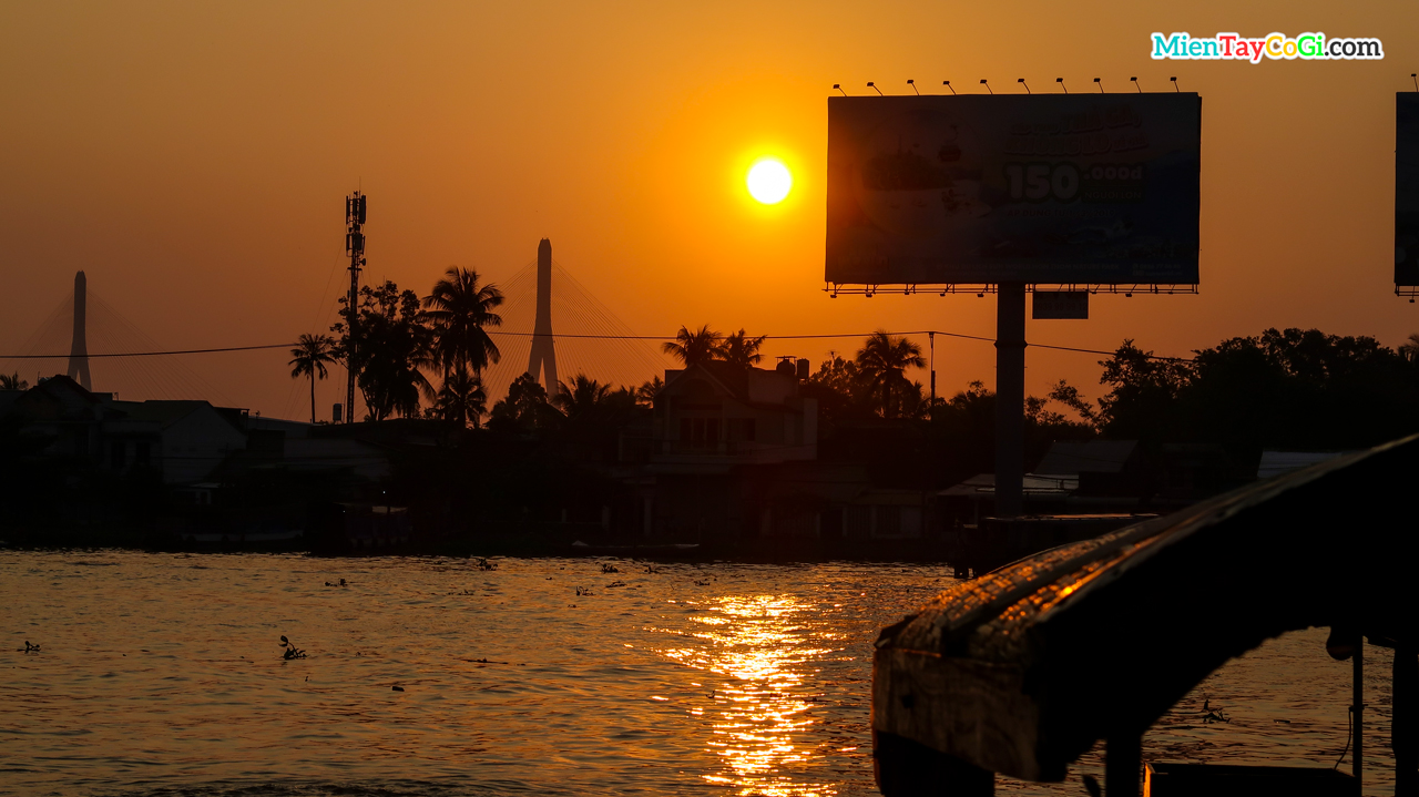 Dawn at Ninh Kieu wharf
