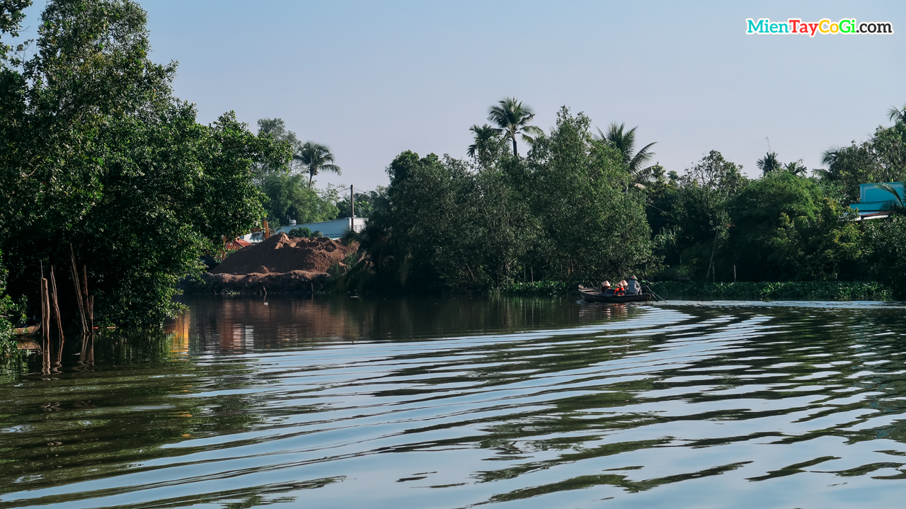 Ba Cong orchard can be reached by boat