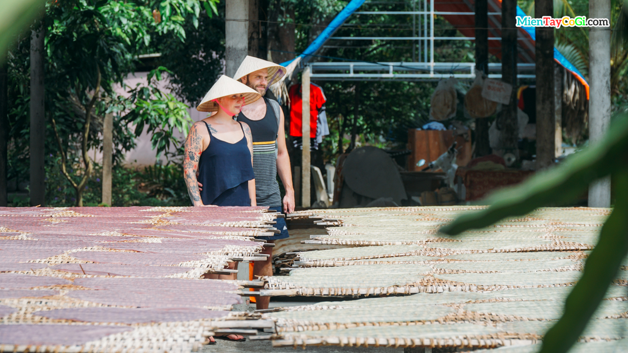 Foreign tourists visit the Can Tho rice noodle Factory