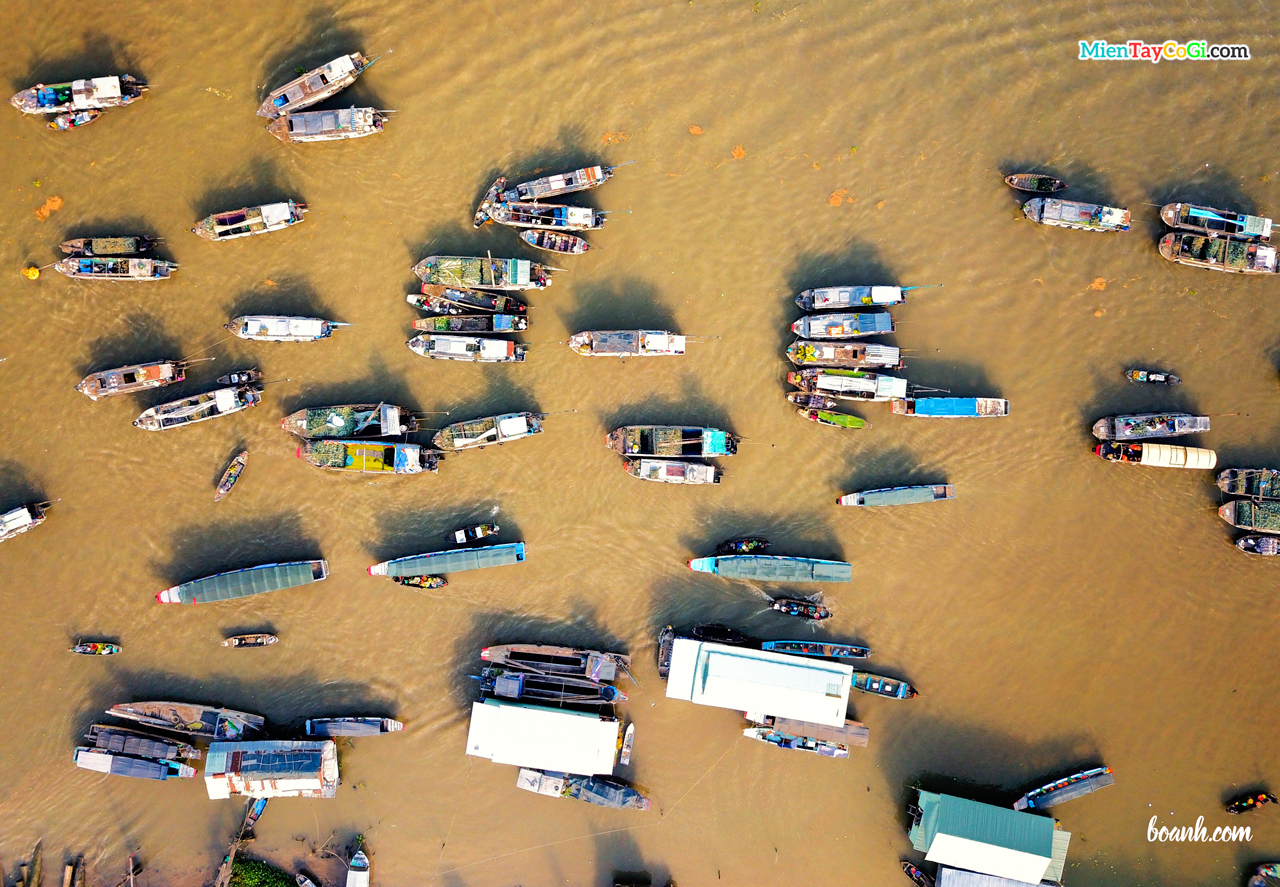 Hàng trăm ghe thuyền tấp nập ở chợ nổi Cái Răng