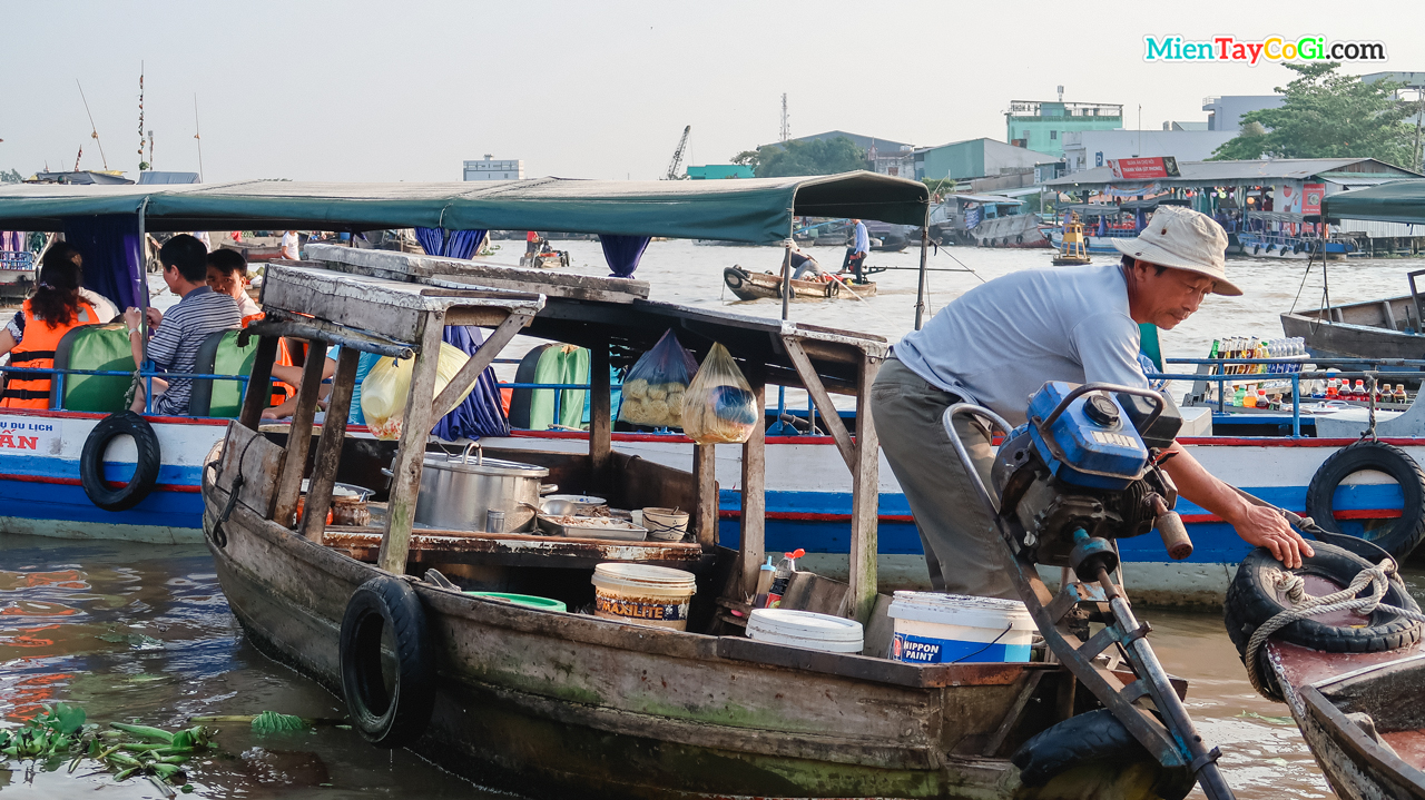 The rice noodle seller ties 2 boats together