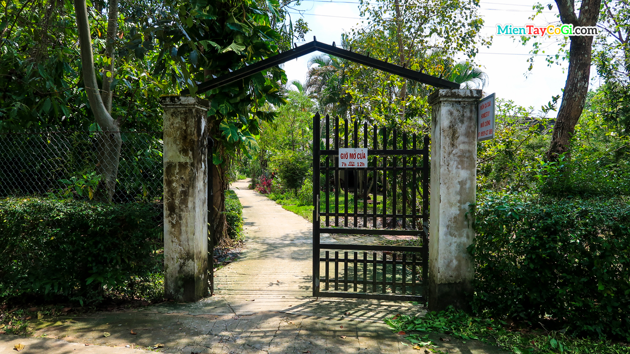 Entrance to the Muoi Cuong cocoa farm