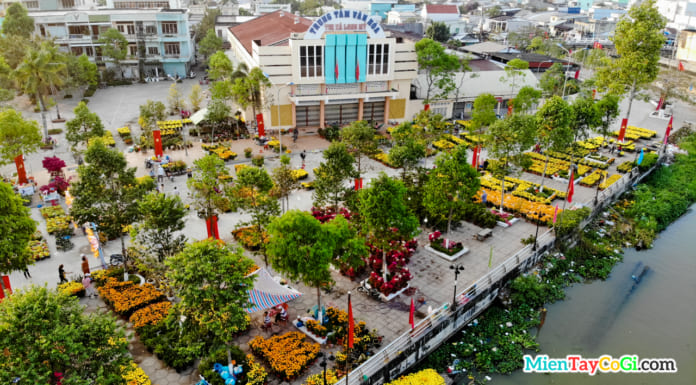 Chợ hoa Tết miền Tây | Đón xuân rực rỡ ở Long Mỹ Hậu Giang Chợ hoa xuân Long Mỹ Hậu Giang nhìn từ trên cao