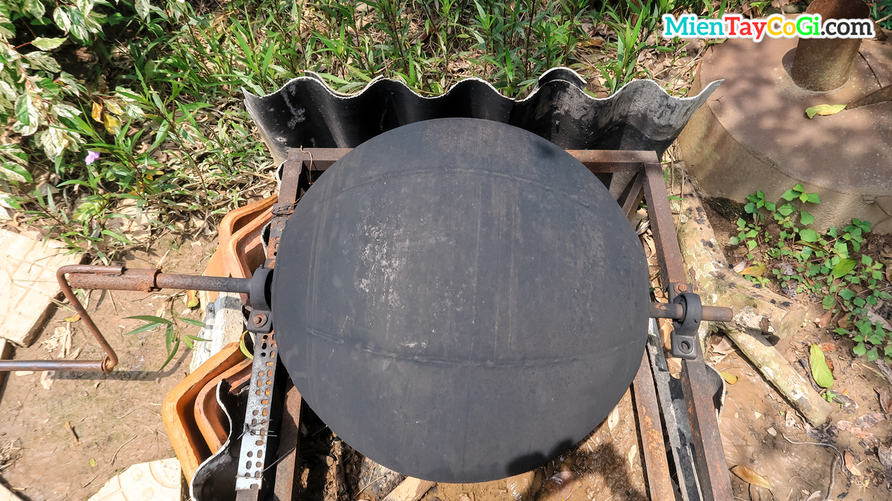 Traditional cocoa roasting tool