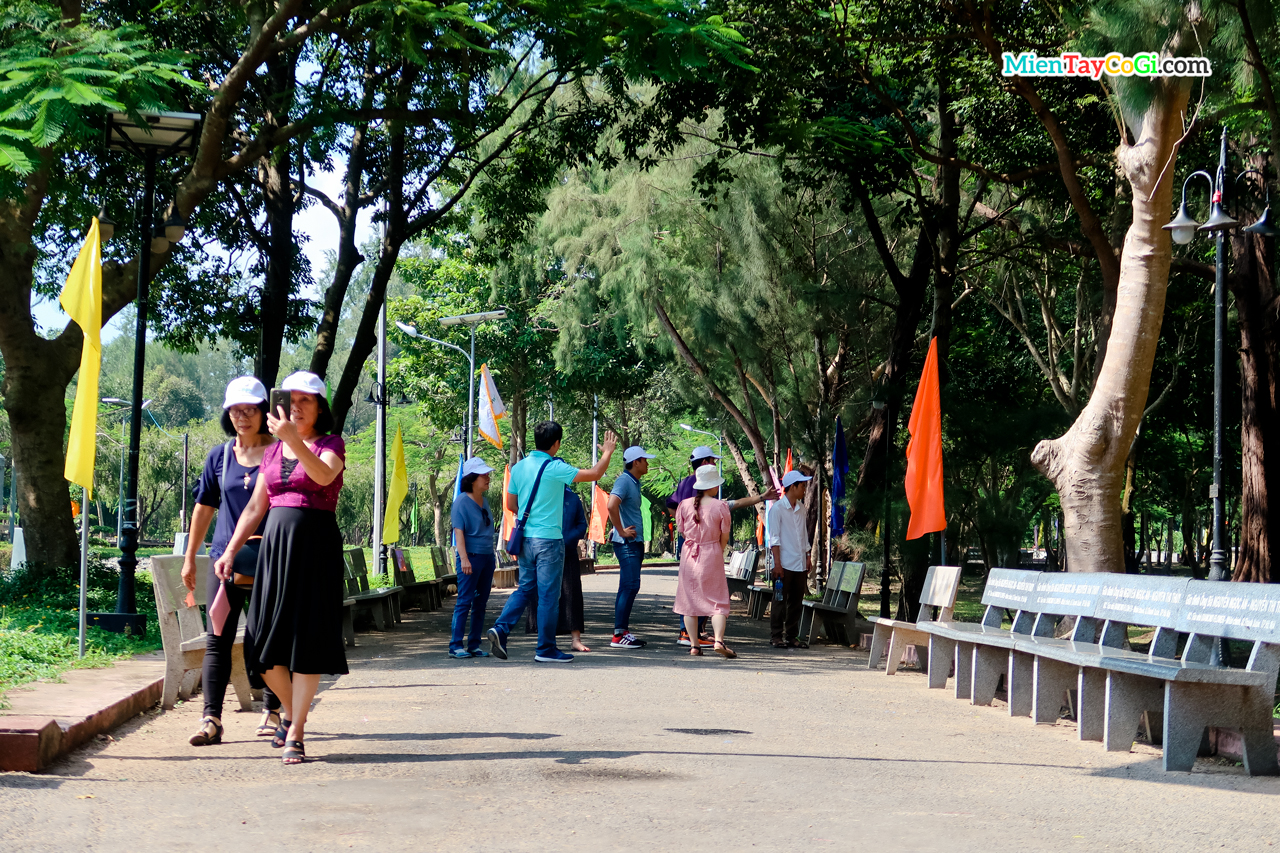 Khách tham quan nghĩa trang Hàng Dương