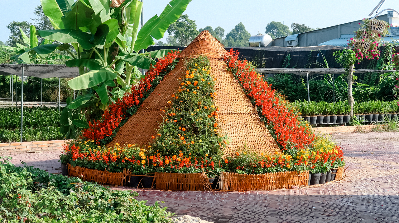 Displayed model at the entrance to Dong Thap flower village