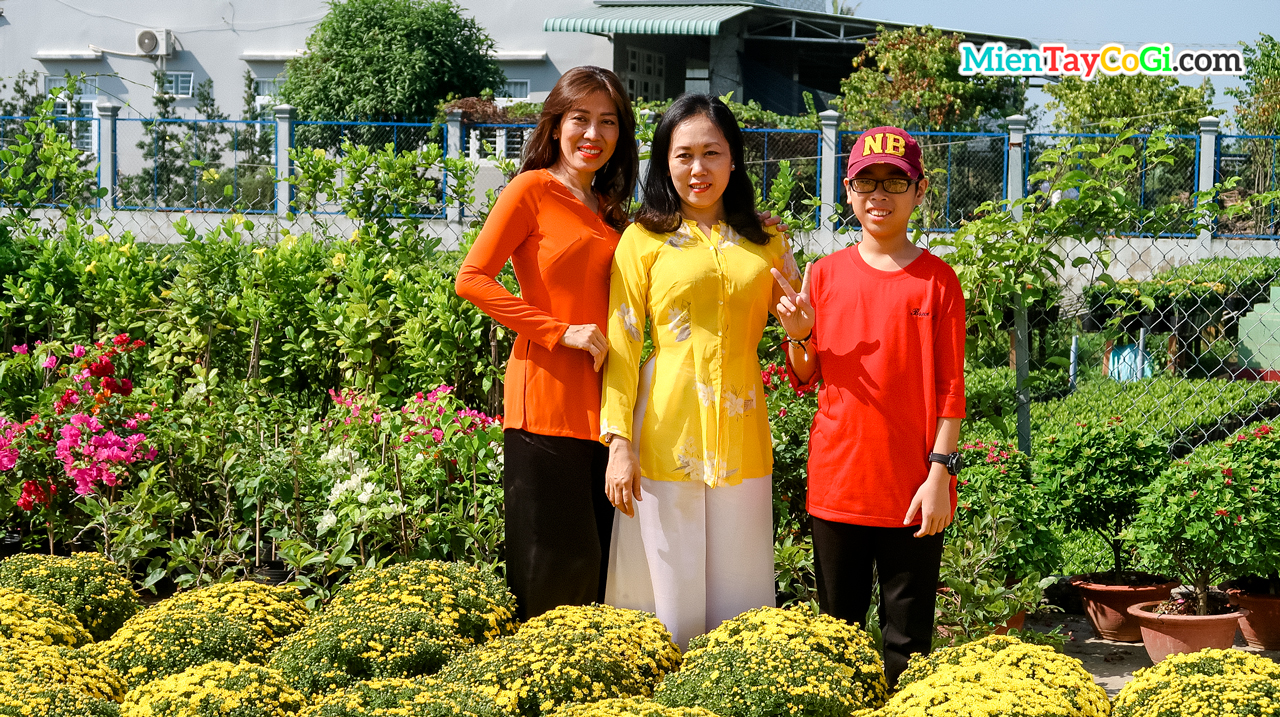 People dressed in Ba ba clothes (Traditional clothe of Vietnamese) took New Year pictures at the flower village