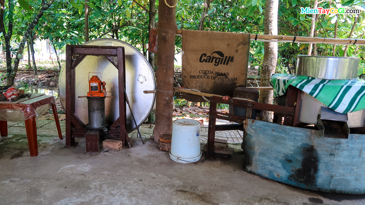 Traditional tools for making cocoa into chocolate