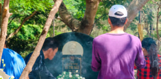 Mộ Võ Thị Sáu ở đâu tại Côn Đảo | Linh thiêng ra sao | Cách đi thế nào Nhang khói nghi ngút của những người tin vào sự linh thiêng Võ Thị Sáu