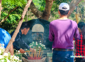 Mộ Võ Thị Sáu ở đâu tại Côn Đảo | Linh thiêng ra sao | Cách đi thế nào Nhang khói nghi ngút của những người tin vào sự linh thiêng Võ Thị Sáu