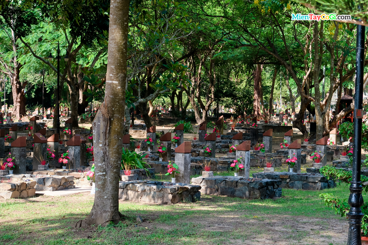 Những ngôi mộ ở nghĩa trang Hàng Dương