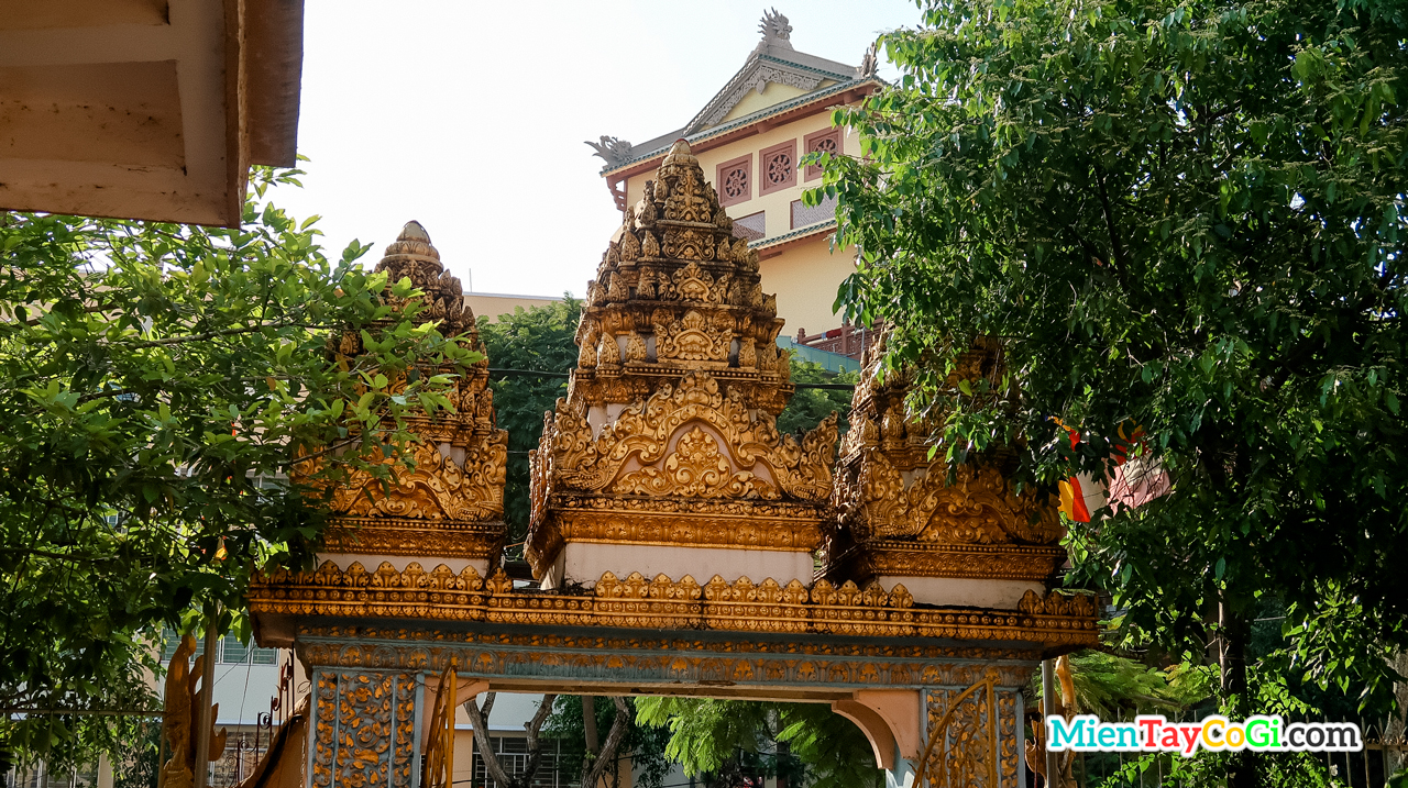 3 ngọn tháp tam bảo trên cổng vào chùa Khmer Cần Thơ Muniransay