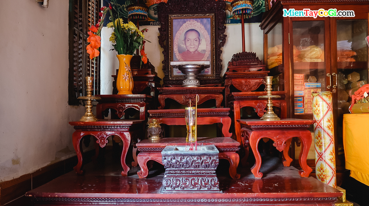 Bàn thờ 1 vị sư quá cố ở chùa Khmer Cần Thơ