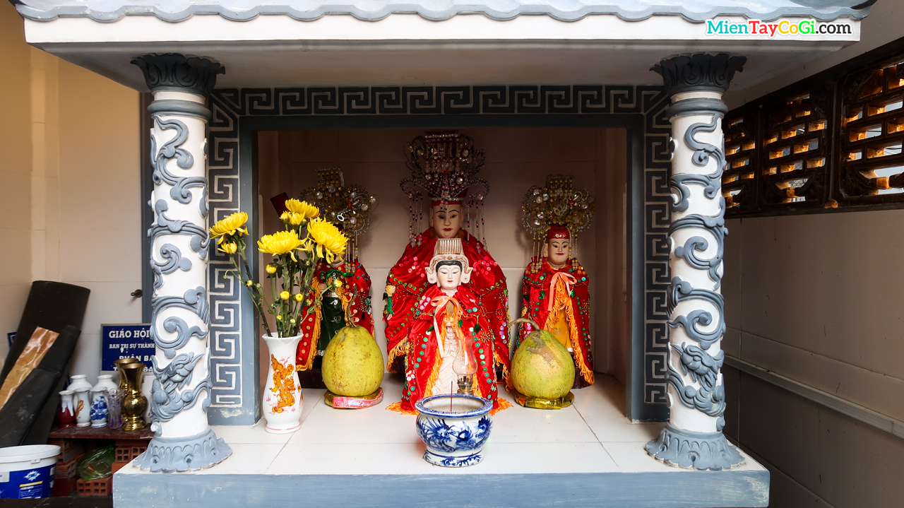 Bàn thờ Mẫu ở chùa Quan Âm Cần Thơ
