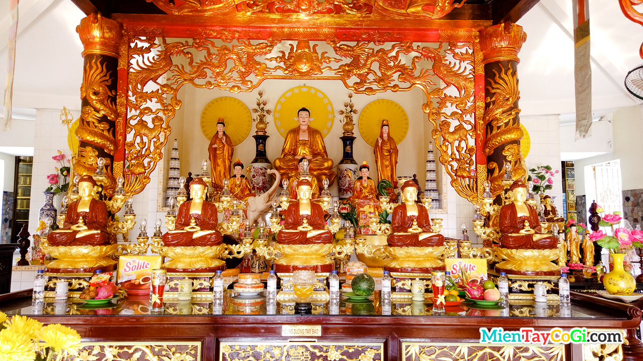Bàn thờ Phật A Di Đà ở Chánh Điện tầng trên