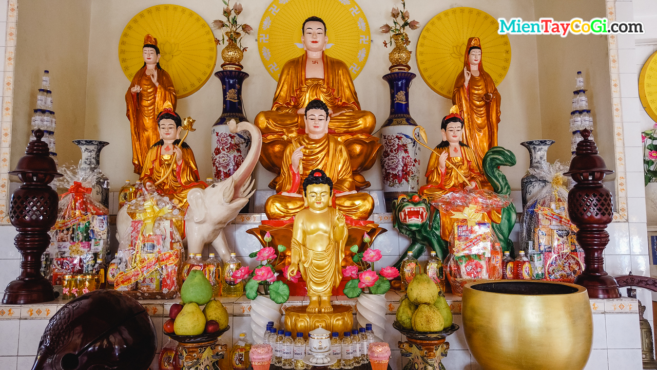Bàn thờ Phật A Di Đà tầng trên Thới Long Cổ Tự