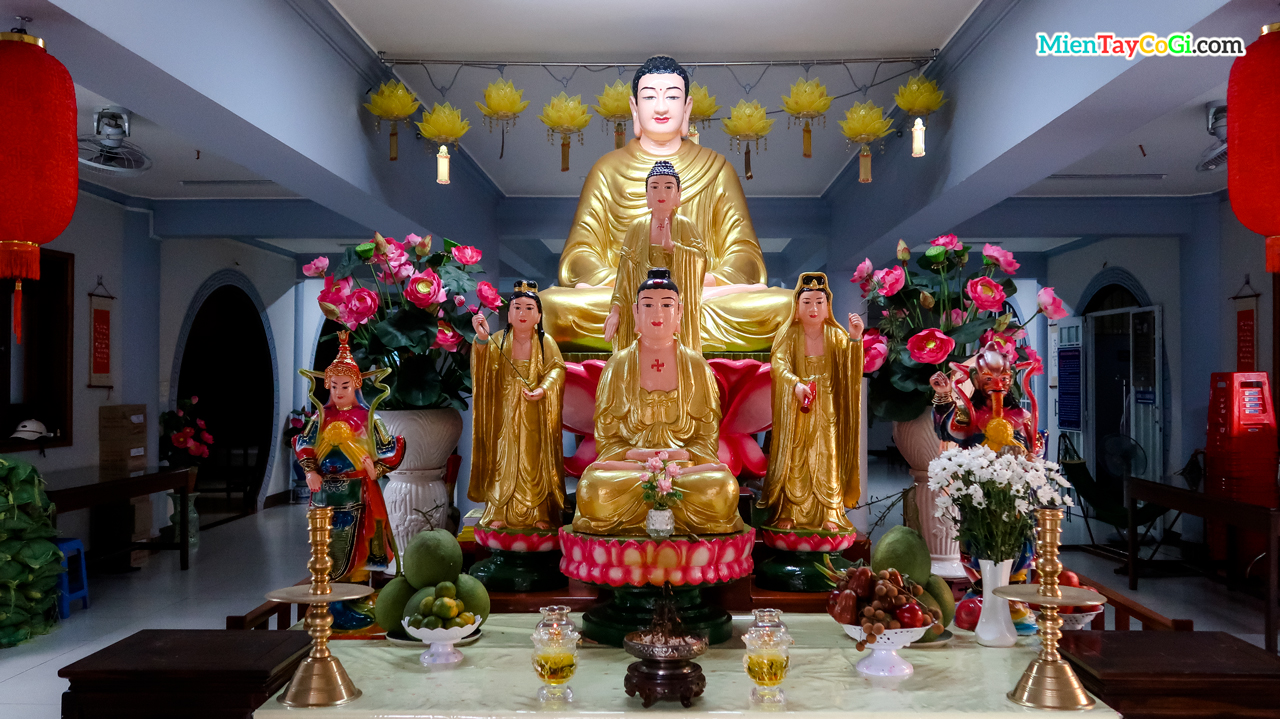 Bên trong chùa có thờ Phật A Di Đà
