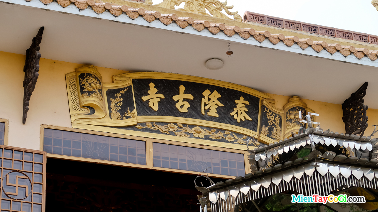 Bảng hiệu Thới Long Cổ Tự bằng chữ Hán