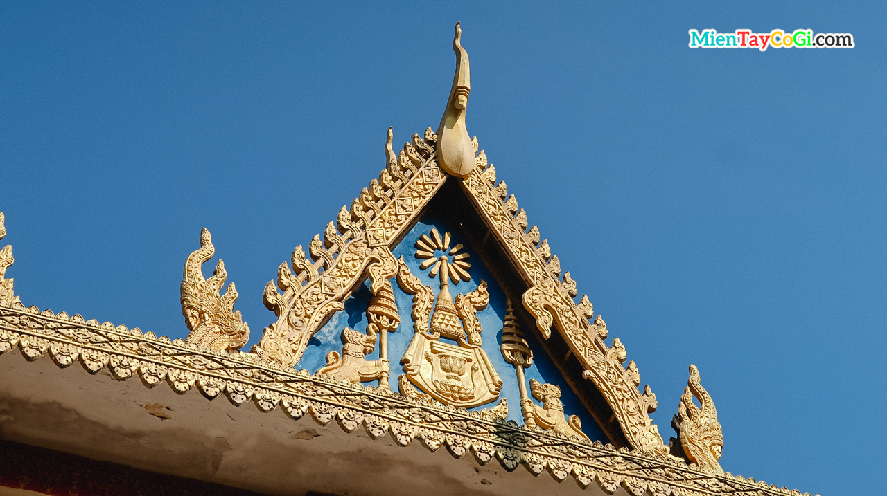 Chi tiết kiến trúc trên một mái chùa Khmer