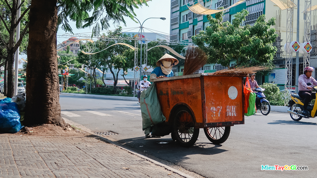 Cô lao công và xe rác dọn dẹp là hình ảnh đẹp của thành phố Cần Thơ