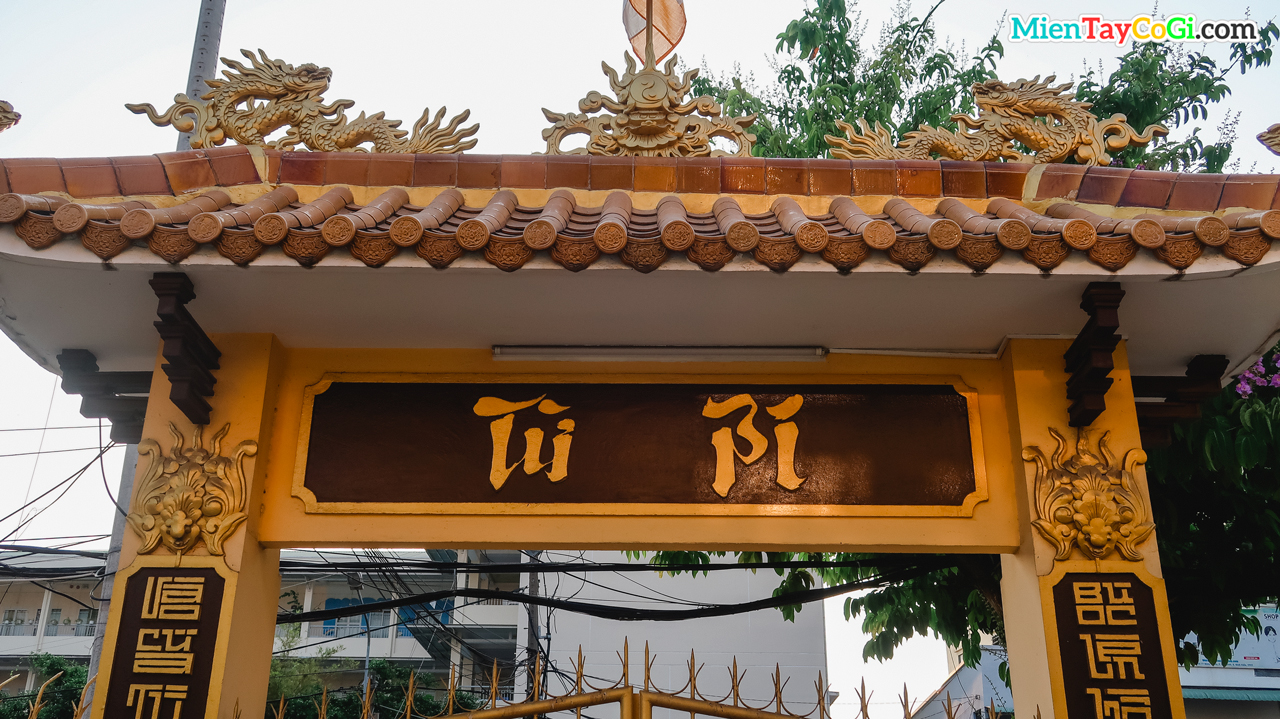 Cổng vào khắc chữ Việt Từ Bi