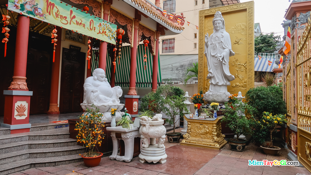 Khuôn viên bên ngoài chùa Quang Đức Cần Thơ