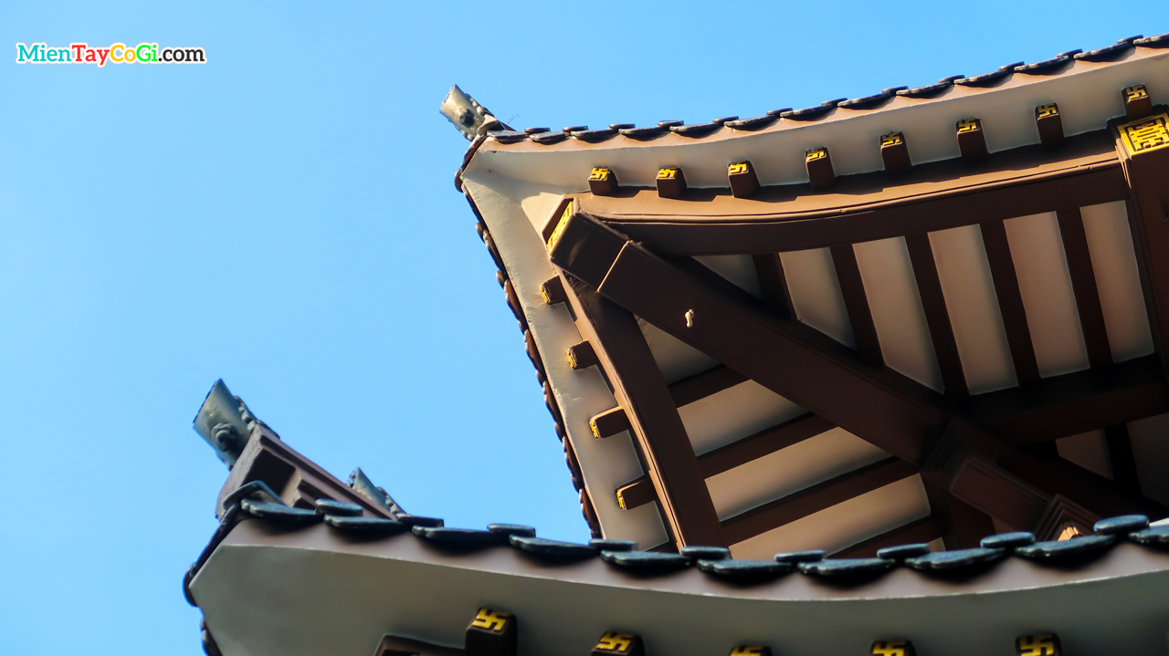 Kiến trúc phần mái ngói của chùa Quan Âm