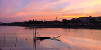 Bắt cá giữa lòng thành phố | Bình minh và những người chài lưới Người dân chuẩn bị thuyền nhỏ đi bắt cá