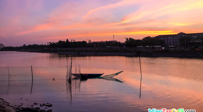 Bắt cá giữa lòng thành phố | Bình minh và những người chài lưới Người dân chuẩn bị thuyền nhỏ đi bắt cá