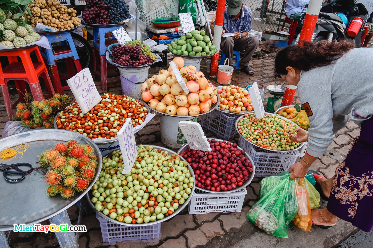 Người dân lựa mua trái cây