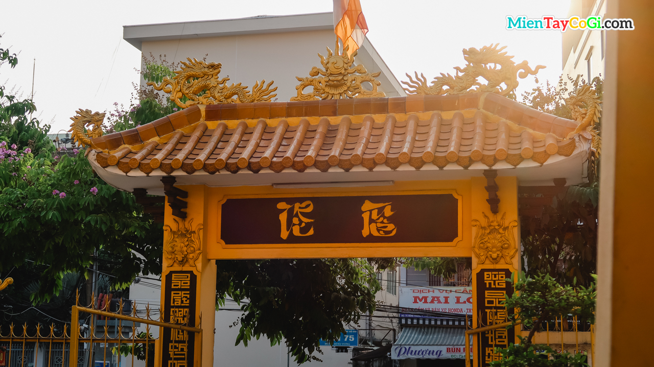 Nhìn từ trong ra cổng vào có chữ tiếng Việt là Trí Tuệ