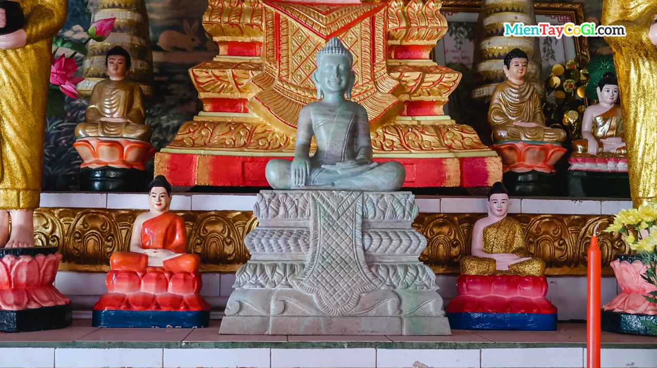 Những tượng Phật Thích Ca thờ ở gian phòng khách chùa