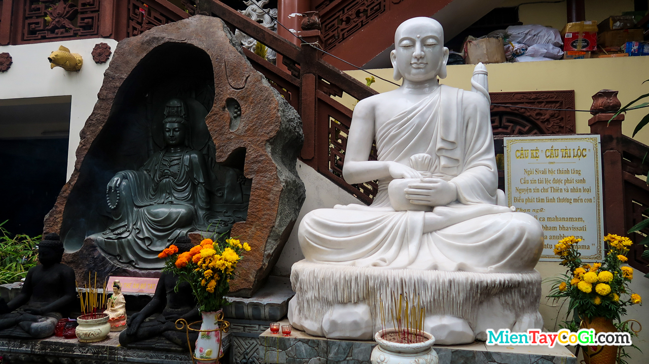 Những tượng Phật ở dưới khuôn viên chùa