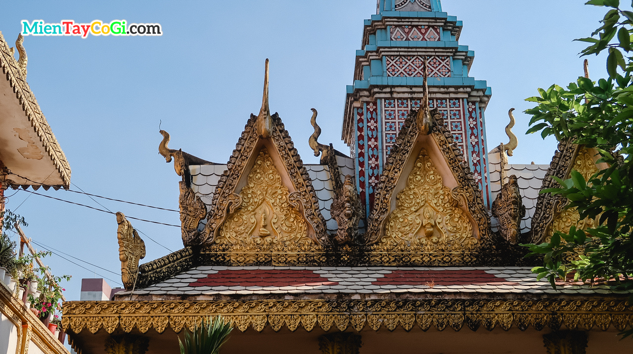 Phần mái một ngôi đền bên trong chùa