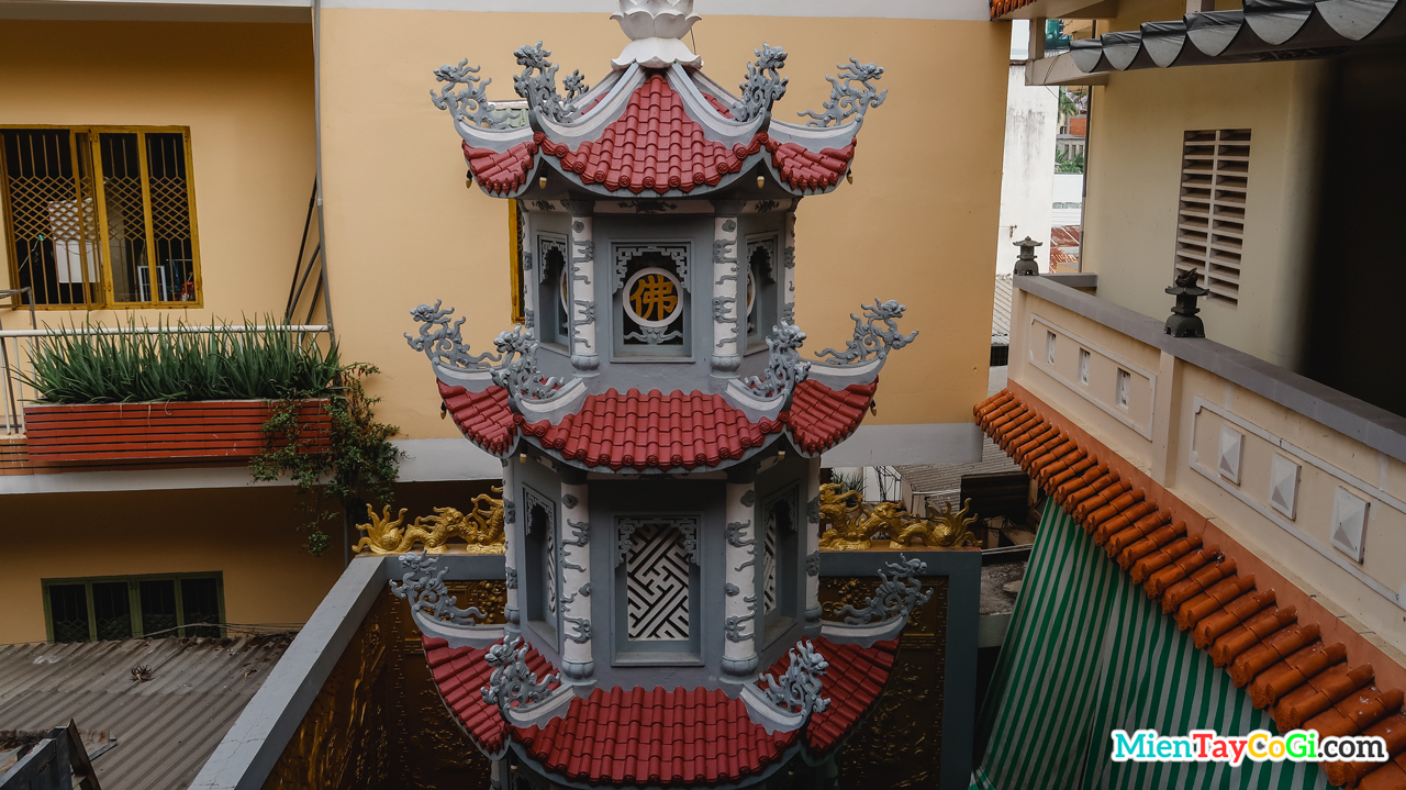 Phần trên bảo tháp chùa Quang Đức