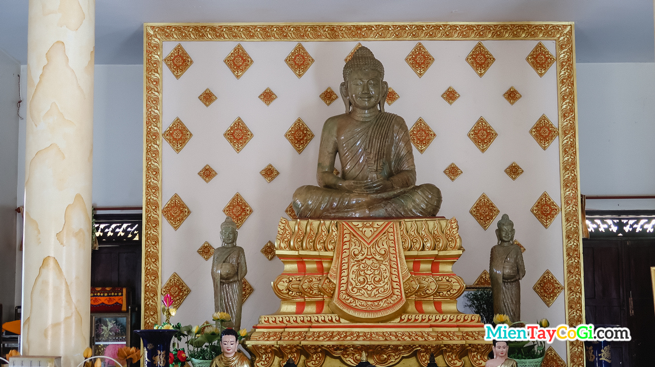 Tượng thờ bên trong chánh điện chùa Khmer Cần Thơ Muniransay